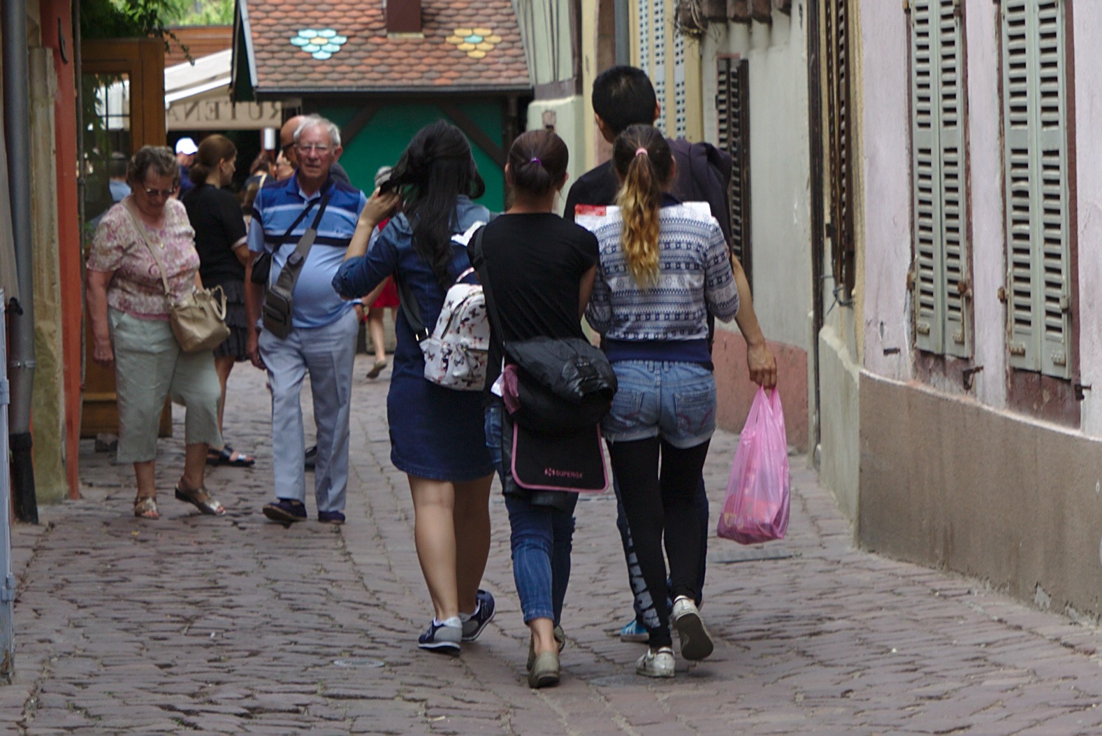 Payback: American Tourist Grabs Teen Pickpocket by Ponytail After Theft