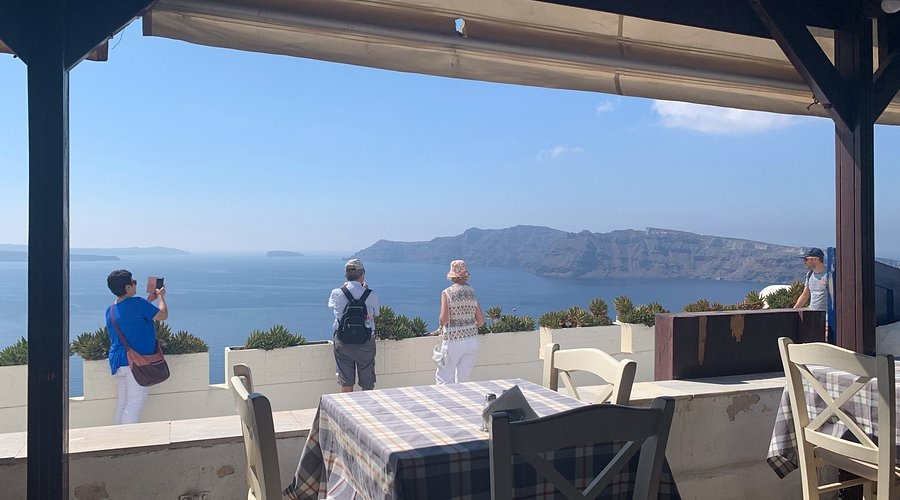 The Santorini Taverna Where Strangers Raise Glasses to Your Proposal – Every Time